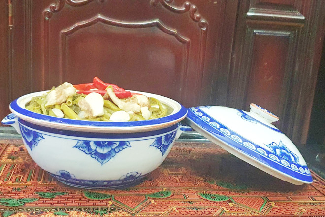 Trời mưa, nhớ món rau muống dải om mẻ, ớt giòn ngon mẹ làm