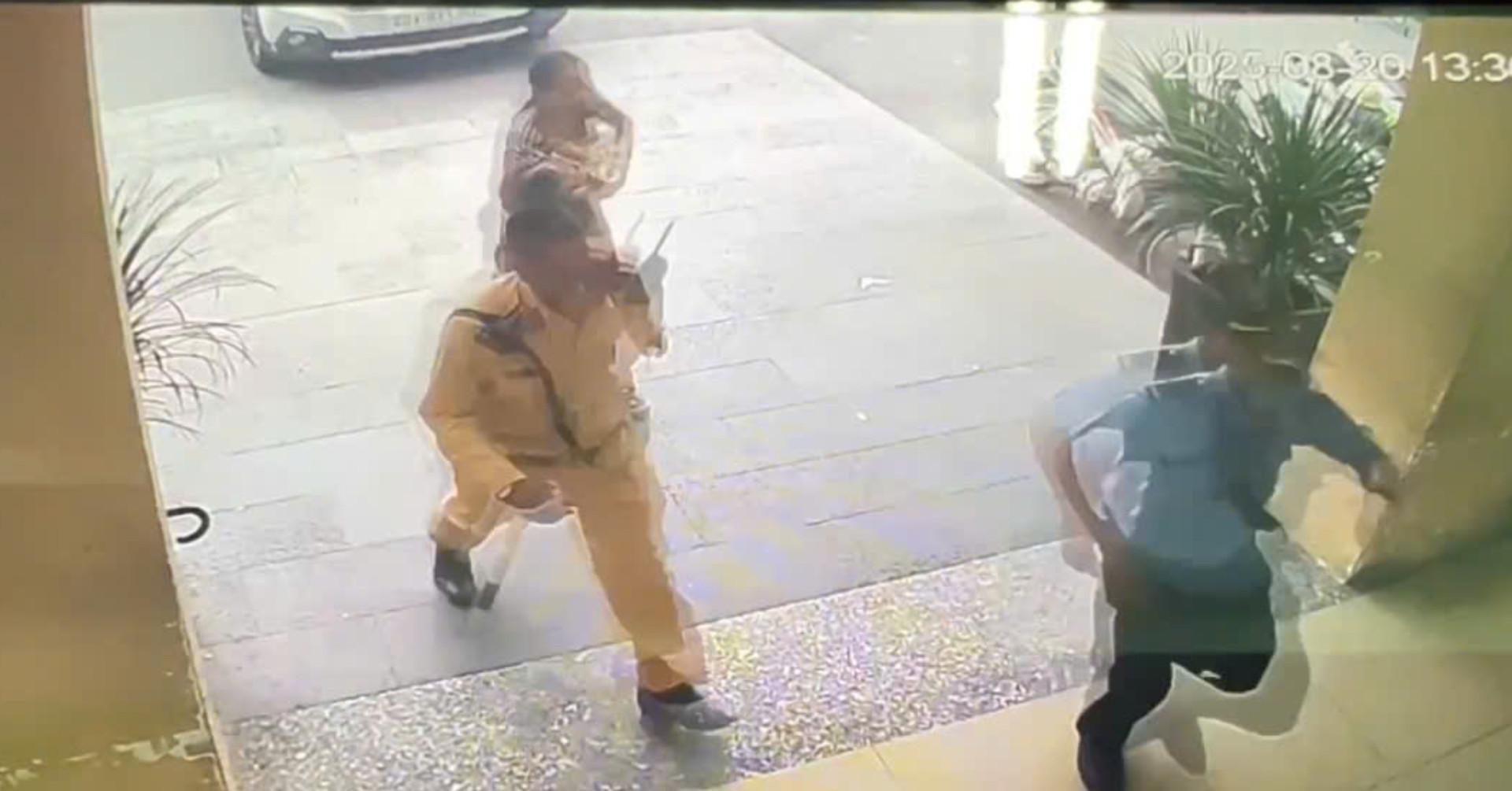 Cảnh sát đưa bé trai bị bỏng vượt đường tắc vào cấp cứu kịp thời