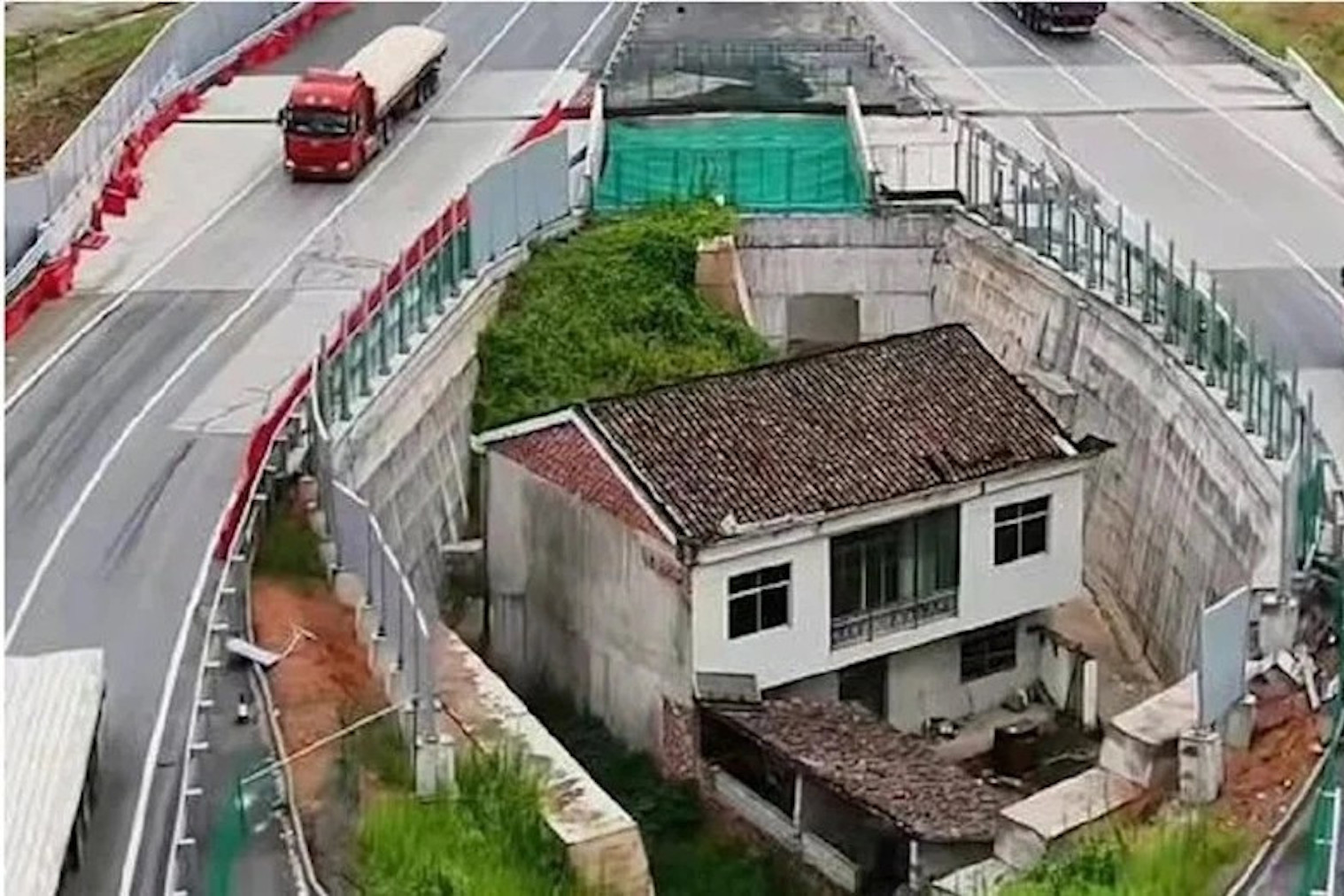 Chủ ngôi nhà chình ình giữa cao tốc ‘bỏ chạy’ sau khi từ chối gần 6 tỷ đền bù