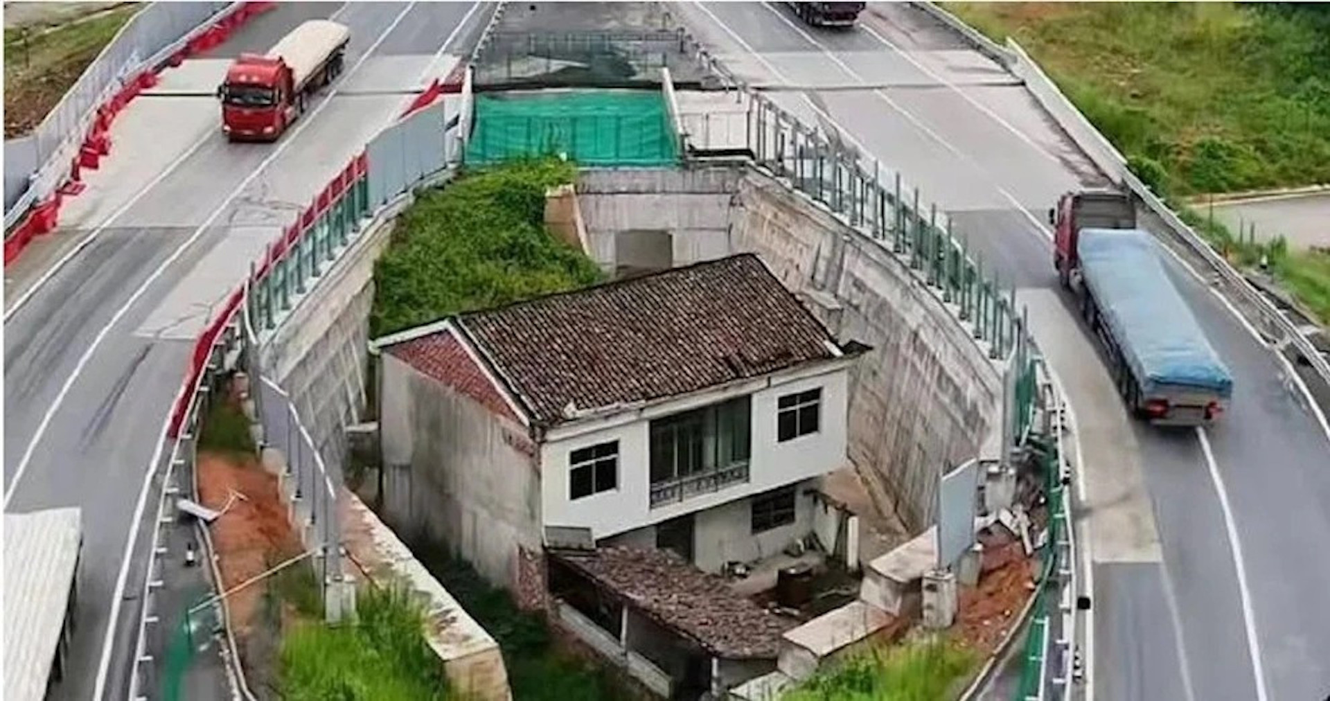 Chủ ngôi nhà chình ình giữa cao tốc ‘bỏ chạy’ sau khi từ chối gần 6 tỷ đền bù