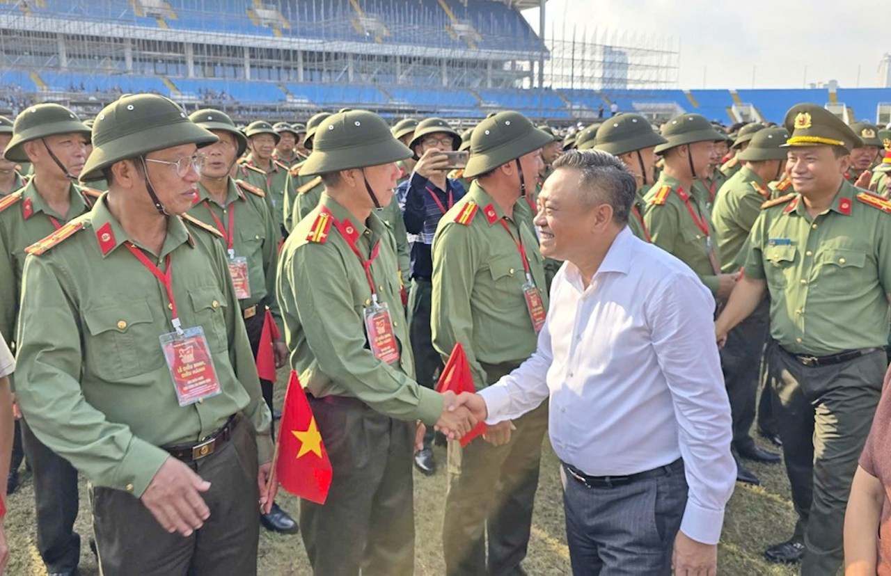 Chủ tịch Hà Nội thăm, tặng quà khối diễu binh, diễu hành kỷ niệm A80