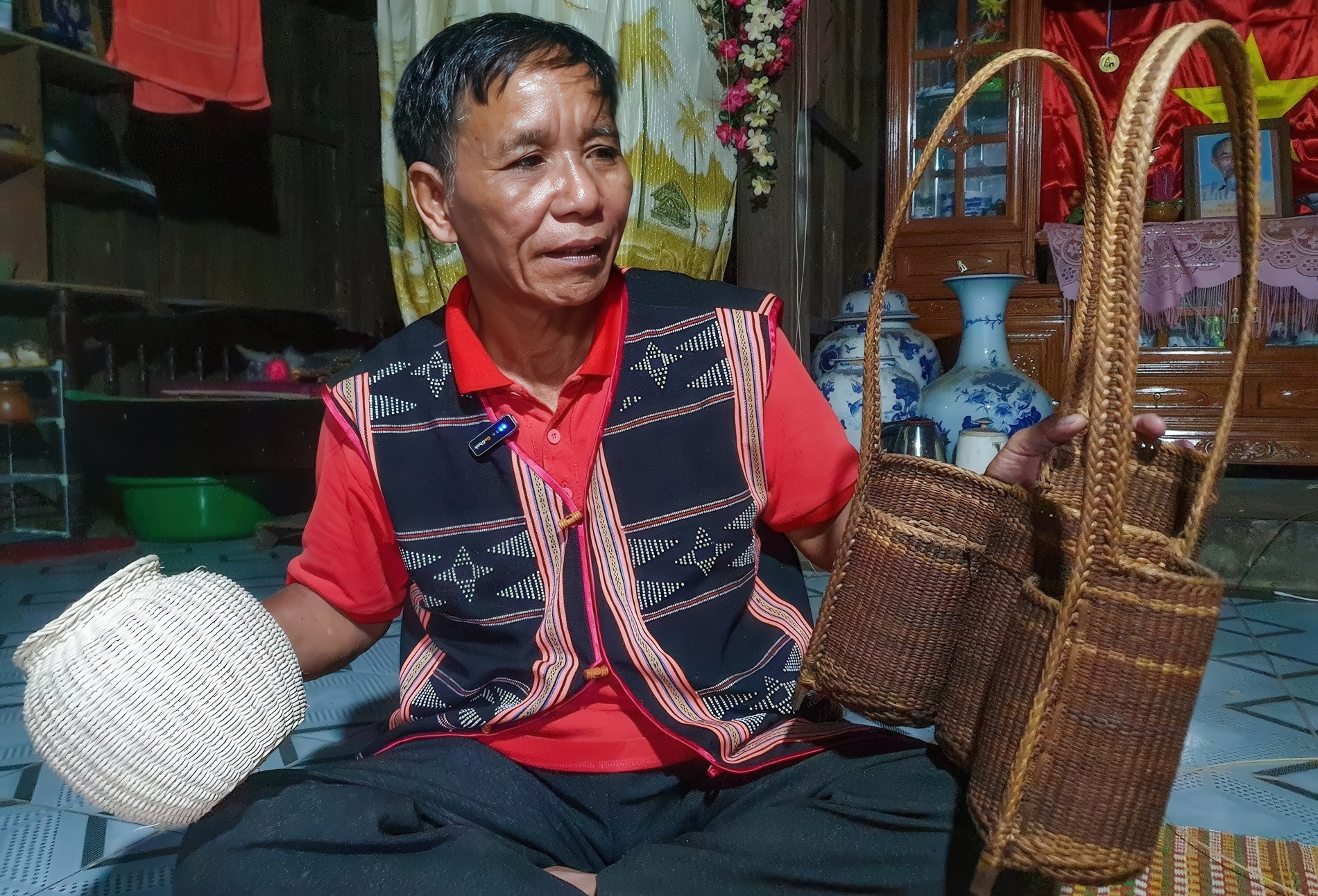 Già làng Cơ Tu bền bỉ 'giữ lửa' nghề đan lát giữa đại ngàn