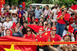 Hàng nghìn người dân 'xí chỗ' từ sáng chờ xem hợp luyện diễu binh