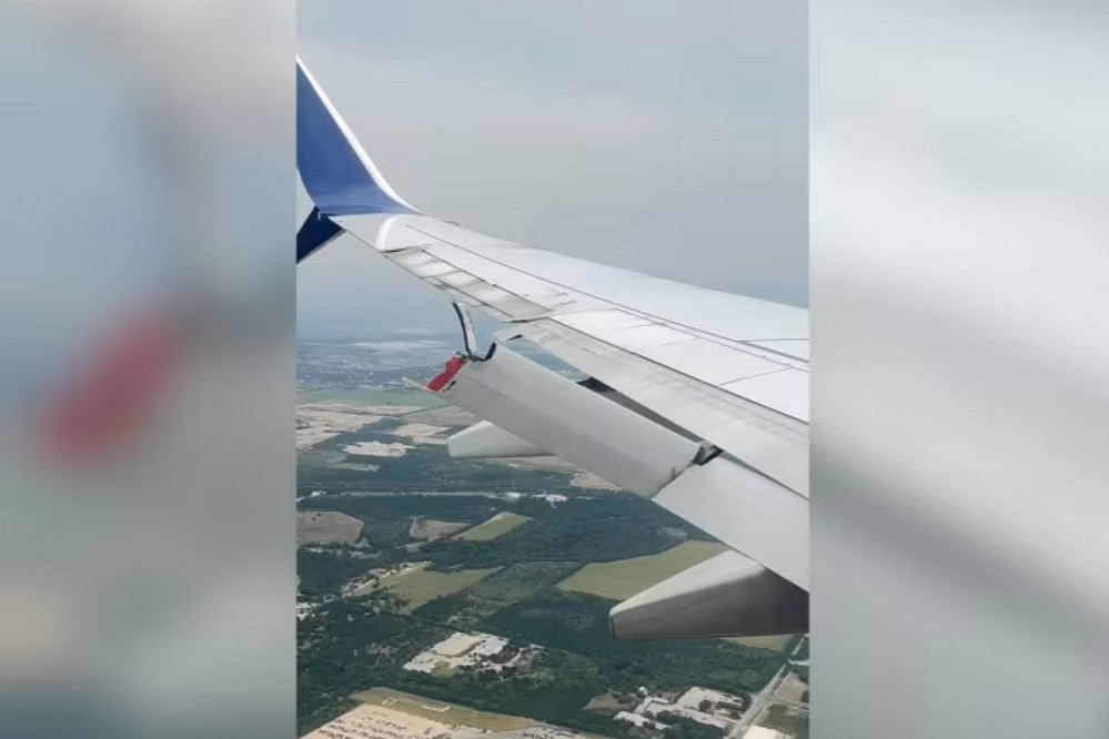 Hành khách hốt hoảng khi cánh máy bay bị gãy giữa không trung