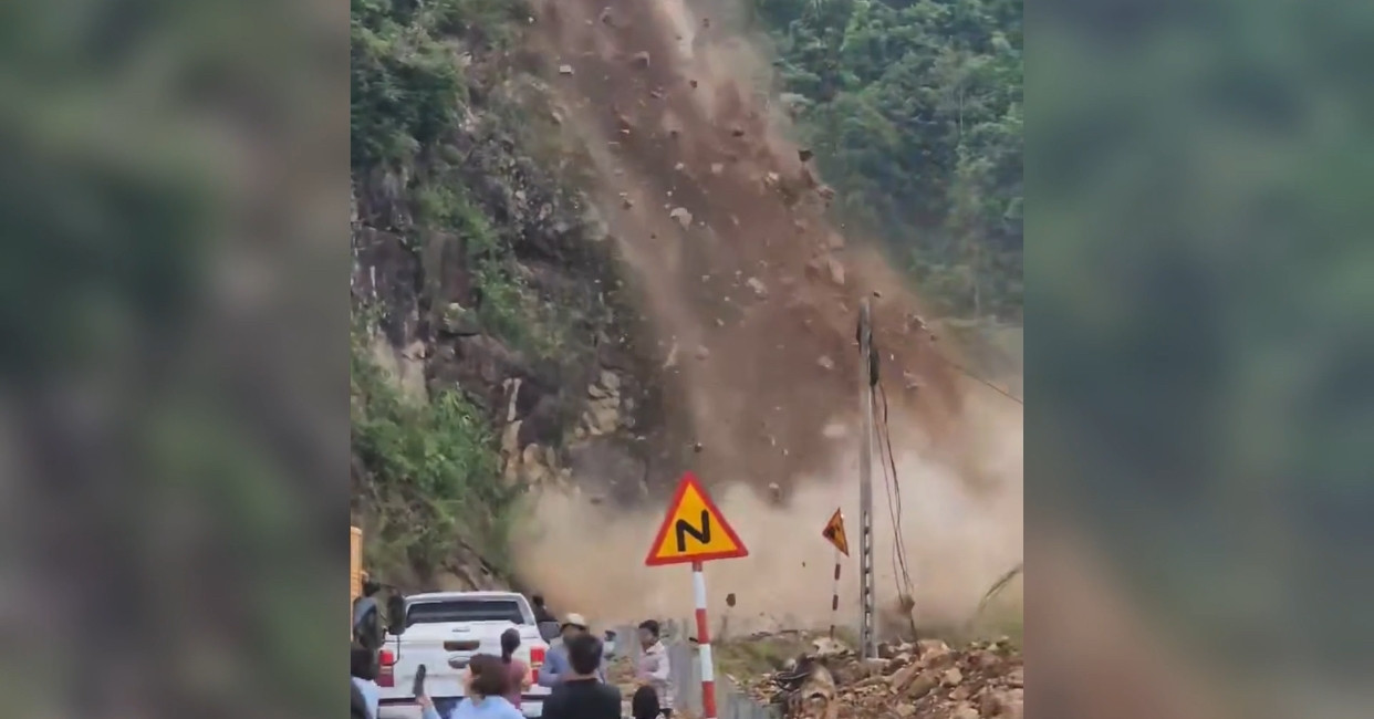 Khoảnh khắc hàng trăm m3 đất đá đổ ập xuống, người đi đường bỏ chạy tán loạn