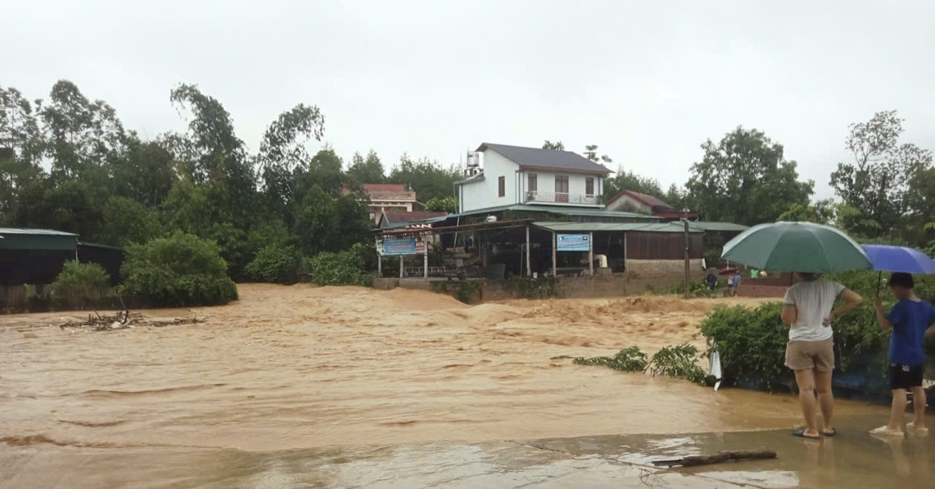 Lạng Sơn, Bắc Ninh, Thái Nguyên ngập sâu, sạt lở do mưa lớn