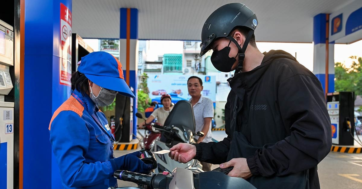 Giá xăng tăng trở lại, RON 95 vượt 20.000 đồng/lít