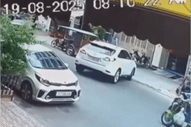 Mới mua xe vài ngày, tài xế lùi nhầm khiến chiếc SUV chồm lên ô tô đỗ bên đường