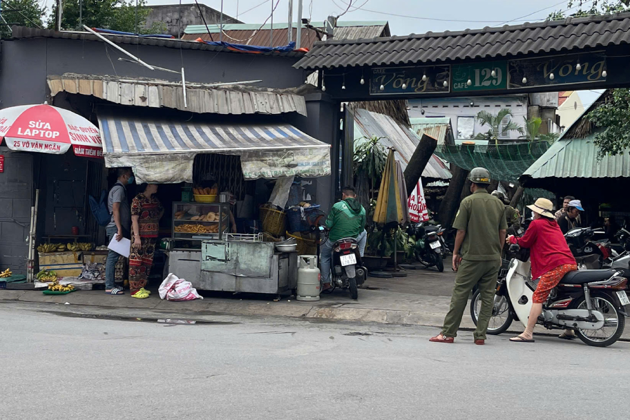 Người đàn ông bất ngờ khóa cửa, ném chai xăng vào phòng trọ đốt 2 người bên trong