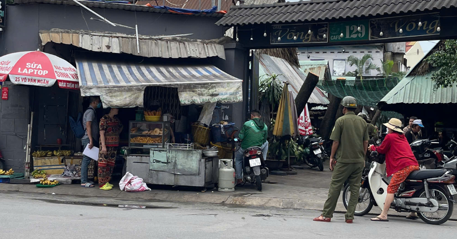 Người đàn ông bất ngờ khóa cửa, ném chai xăng vào phòng trọ đốt 2 người bên trong
