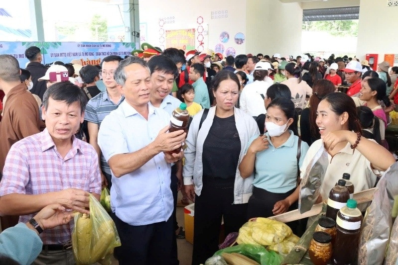Người dân Quảng Ngãi đổ xô đi chợ 0 đồng, vui vẻ chọn được đồ ưng ý