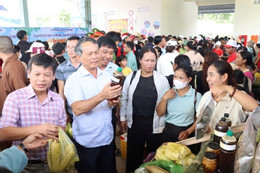 Người dân Quảng Ngãi đổ xô đi chợ 0 đồng, vui vẻ chọn được đồ ưng ý