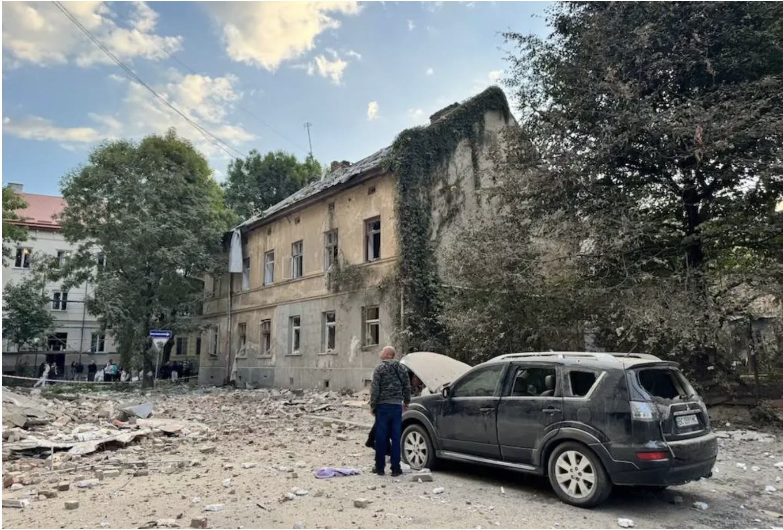 Nhà cửa ở Lviv bị hư hại sau vụ tấn công. Ảnh: Telegram