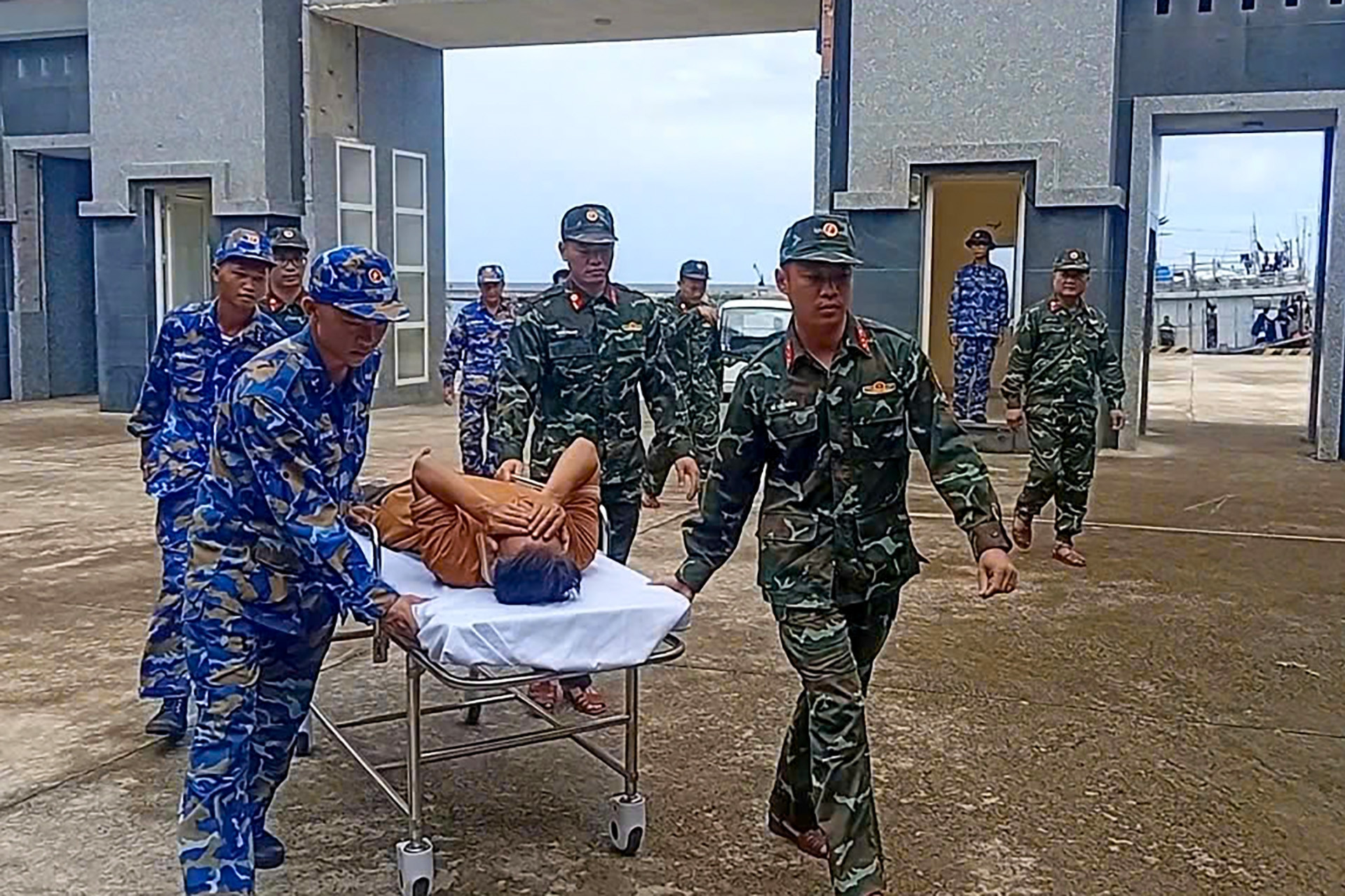 Nổ bình ắc quy trên biển, ngư dân bị bỏng mắt nặng