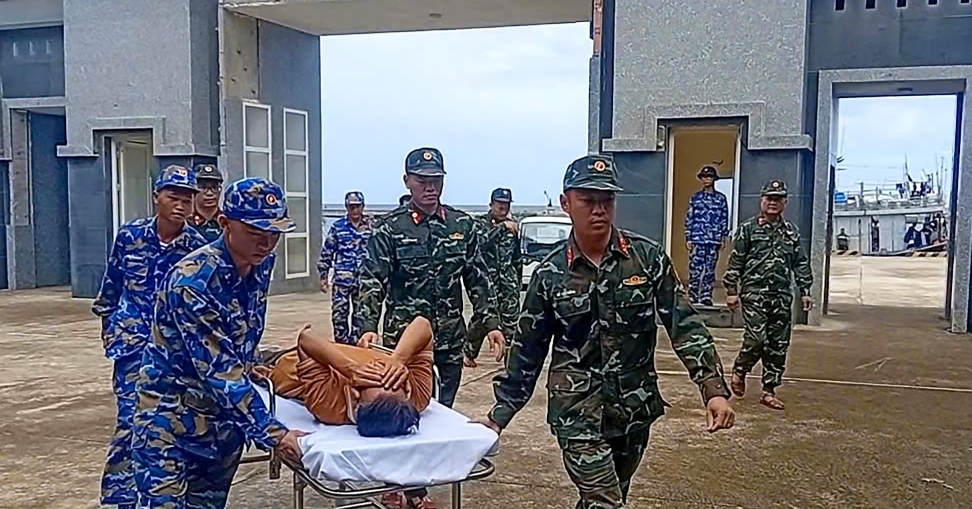 Nổ bình ắc quy trên biển, ngư dân bị bỏng mắt nặng