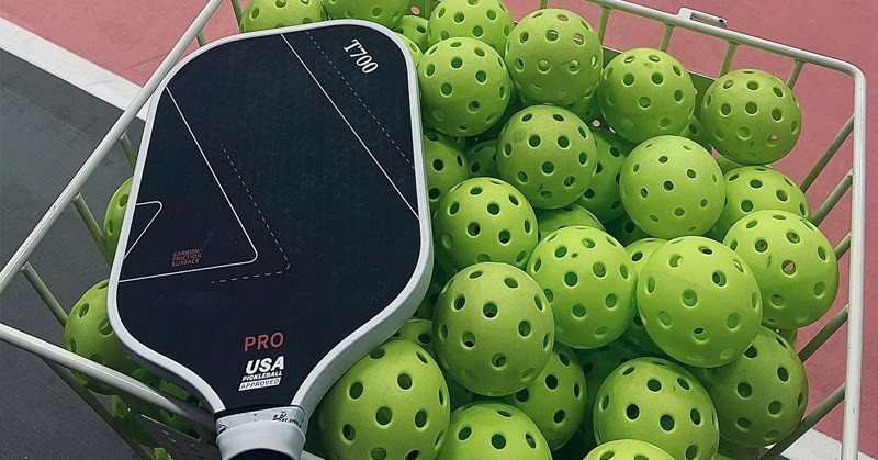 Pickleball: Môn Thể Thao Đang 'Gây Sốt' - Luật Chơi, Dụng Cụ, Kỹ Thuật & Lợi Ích Bất Ngờ!