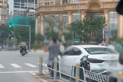 Tài xế ô tô, xe máy đánh nhau giữa ngã tư ở Hà Nội