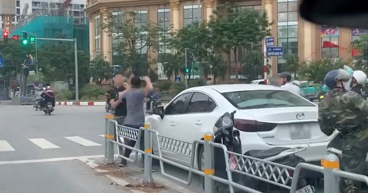 Tài xế ô tô, xe máy đánh nhau giữa ngã tư ở Hà Nội