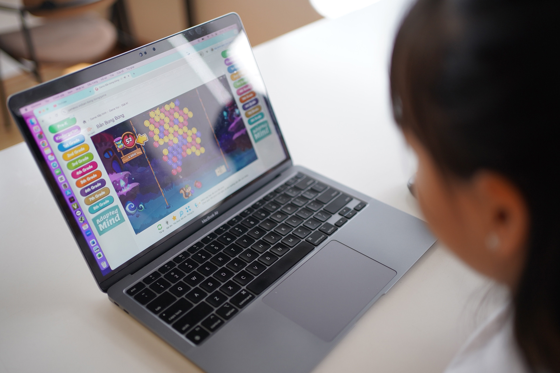 Trẻ em Việt Nam trước hiểm họa bị “bắt cóc online”