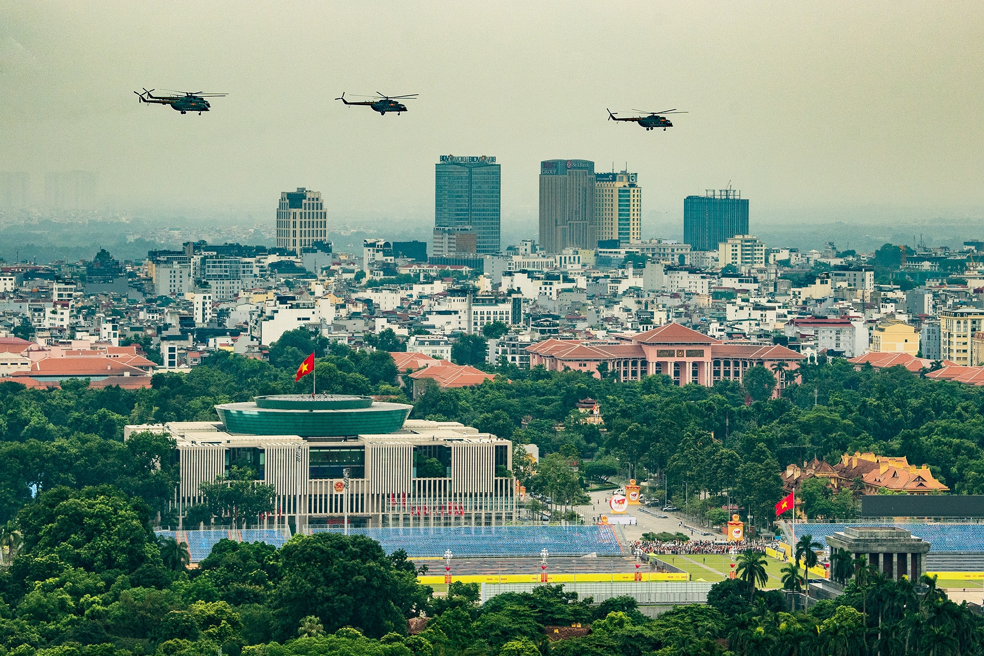 Trực thăng bay rợp trời trên Quảng trường Ba Đình