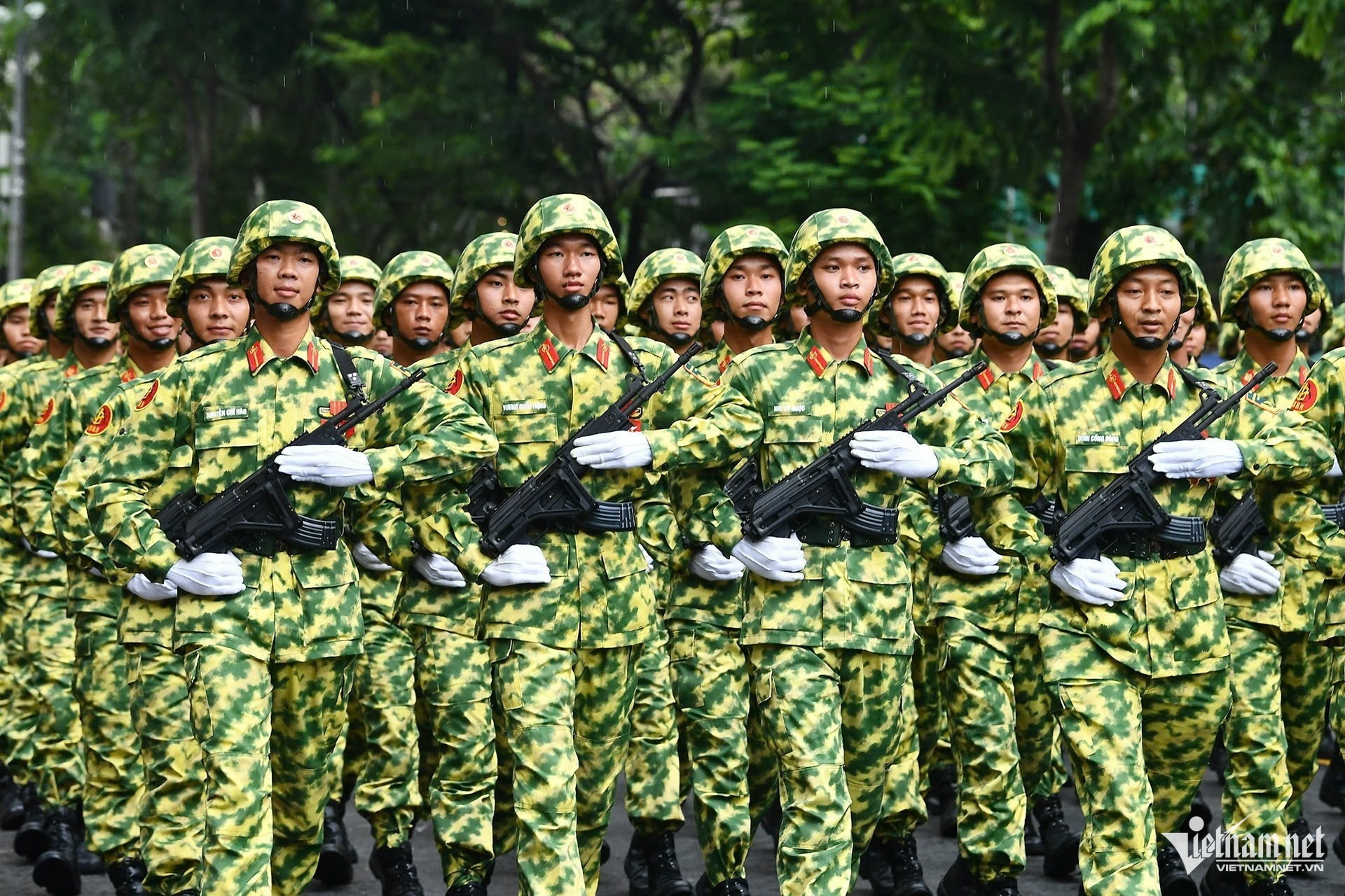 W-diễu binh.jpg