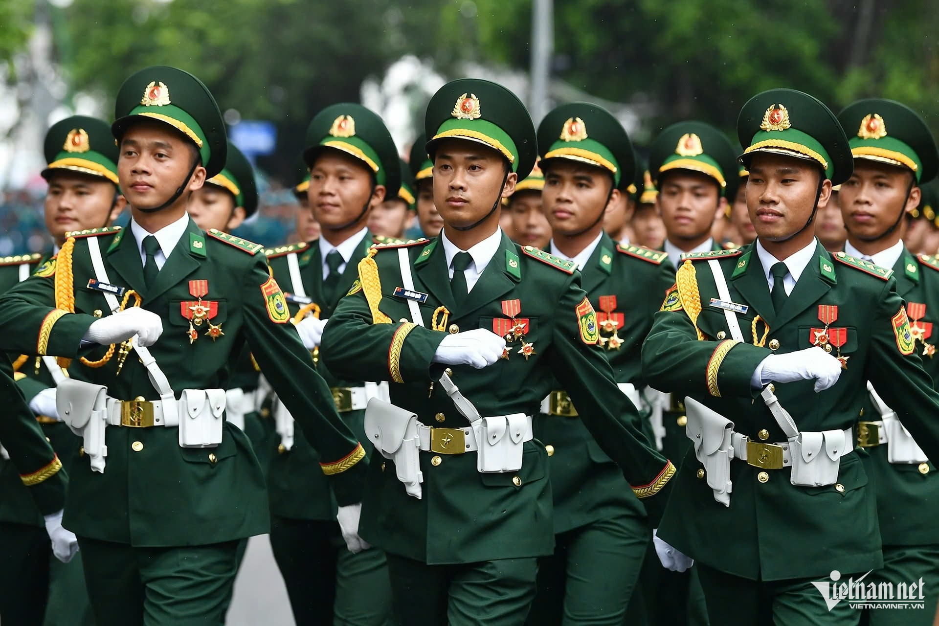 W-diễu binh.jpg