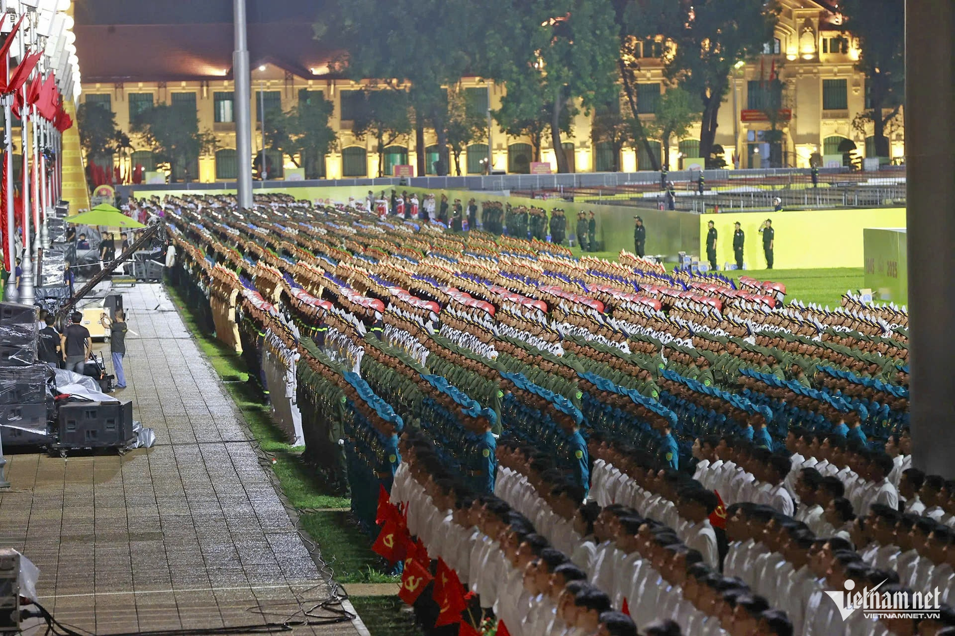 W-diễu binh.jpg