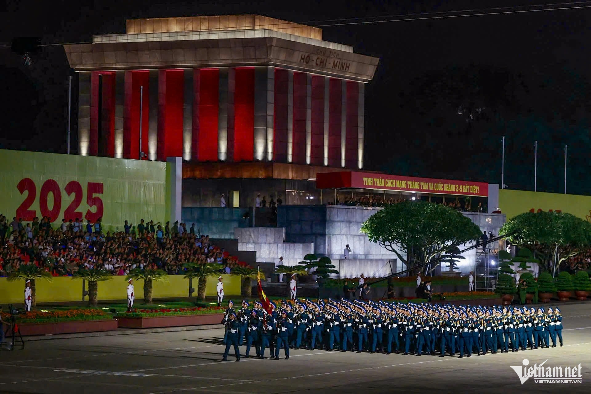 W-diễu binh.jpg