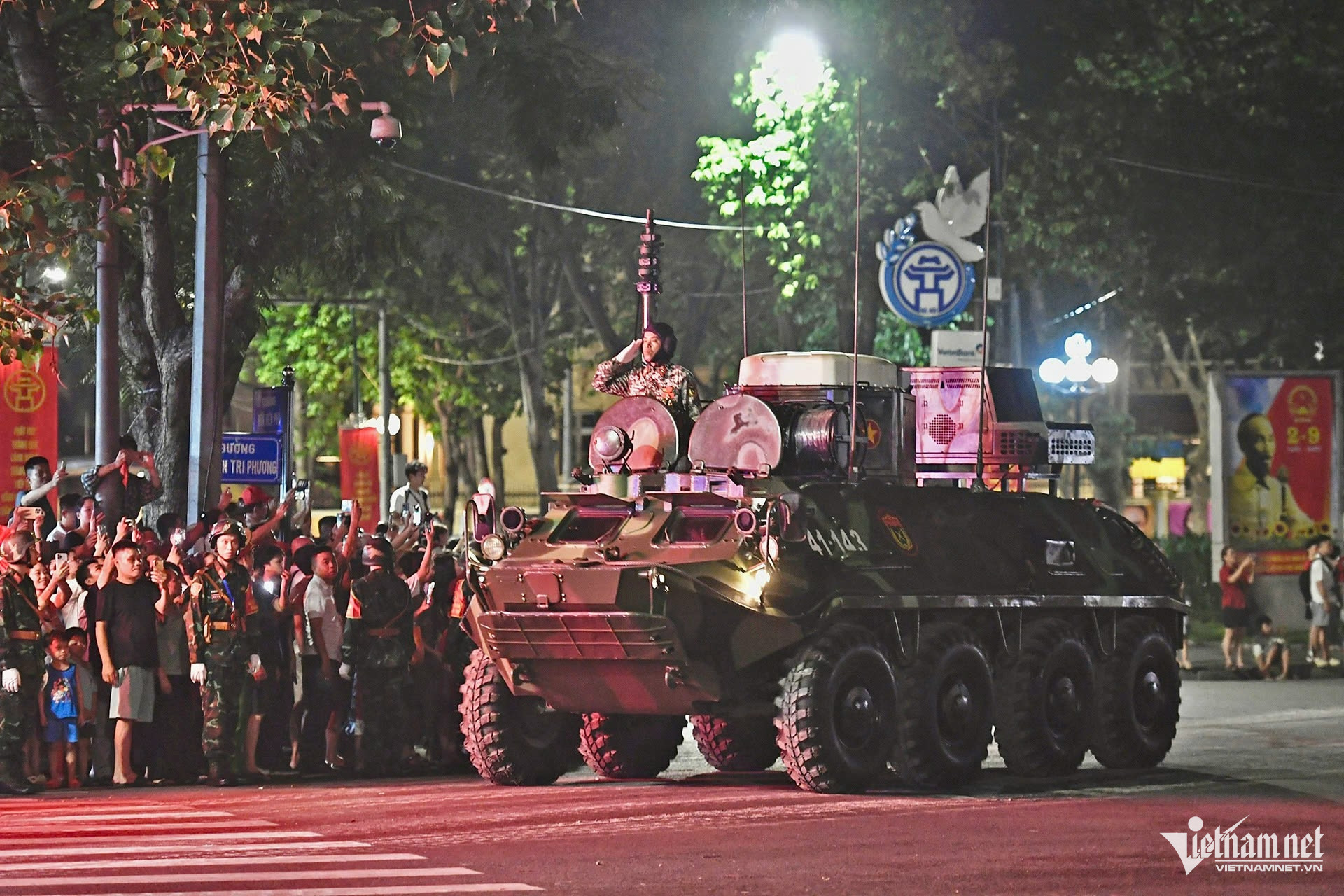 W-diễu binh.jpg