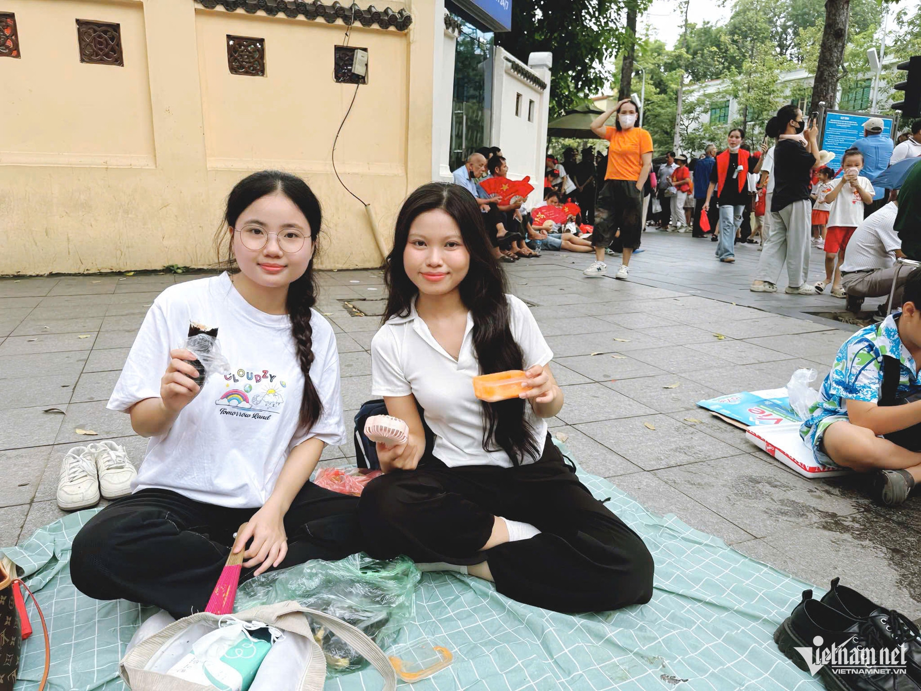 W-khach di xem dieu binh.jpg