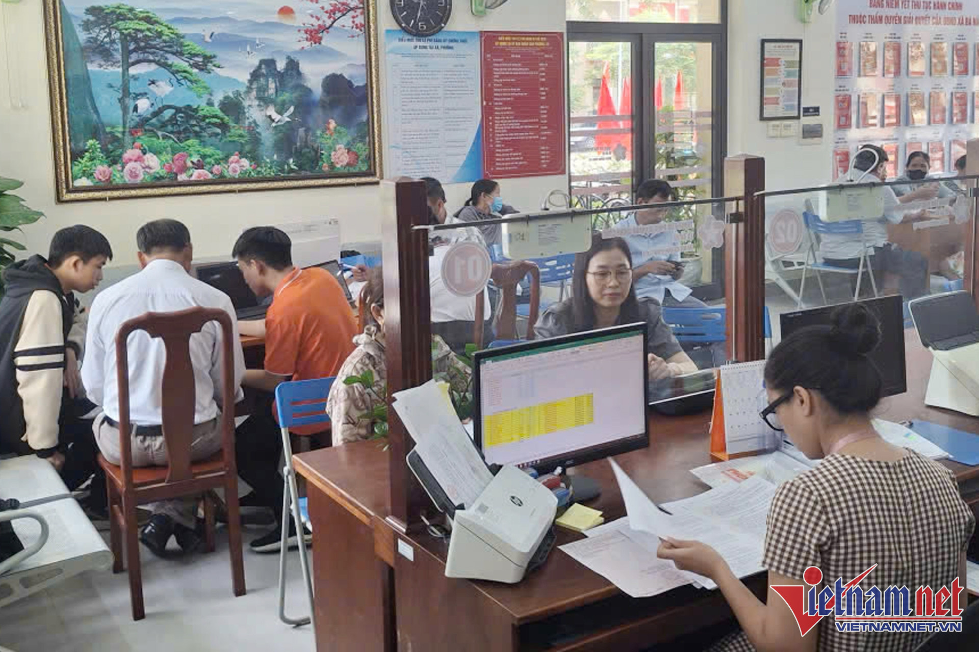 W-sinh vien FPT ho tro huong dan nguoi dan 01 1.jpg