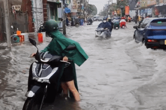 Xe máy ngã nhào giữa 'biển nước', người dân TPHCM chật vật đi làm sáng sớm