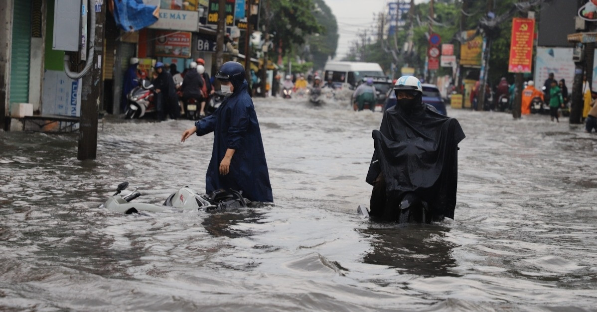 Xe máy ngã nhào giữa &amp;apos;biển nước&amp;apos;, người dân TPHCM chật vật đi làm sáng sớm