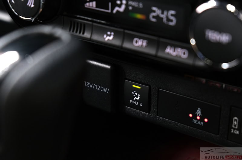 Các chi tiết nội thất của Toyota Yaris Ativ HEV GR Sport
