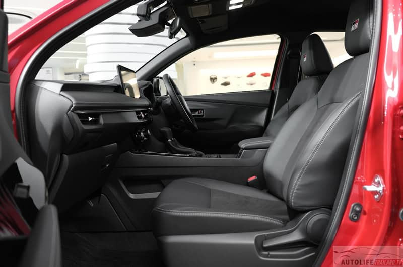 Các chi tiết nội thất của Toyota Yaris Ativ HEV GR Sport