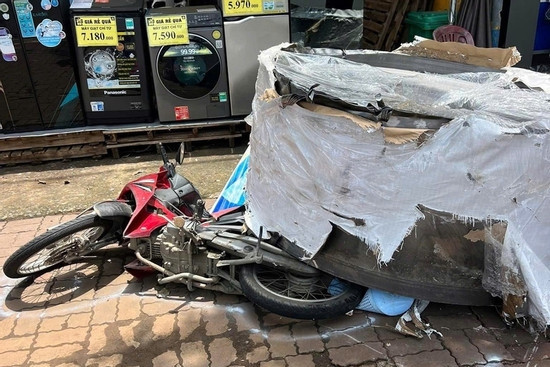 Bản tin chiều 22/8: Hai cuộn thép rơi khỏi xe đầu kéo, đè bẹp xe máy ở TPHCM