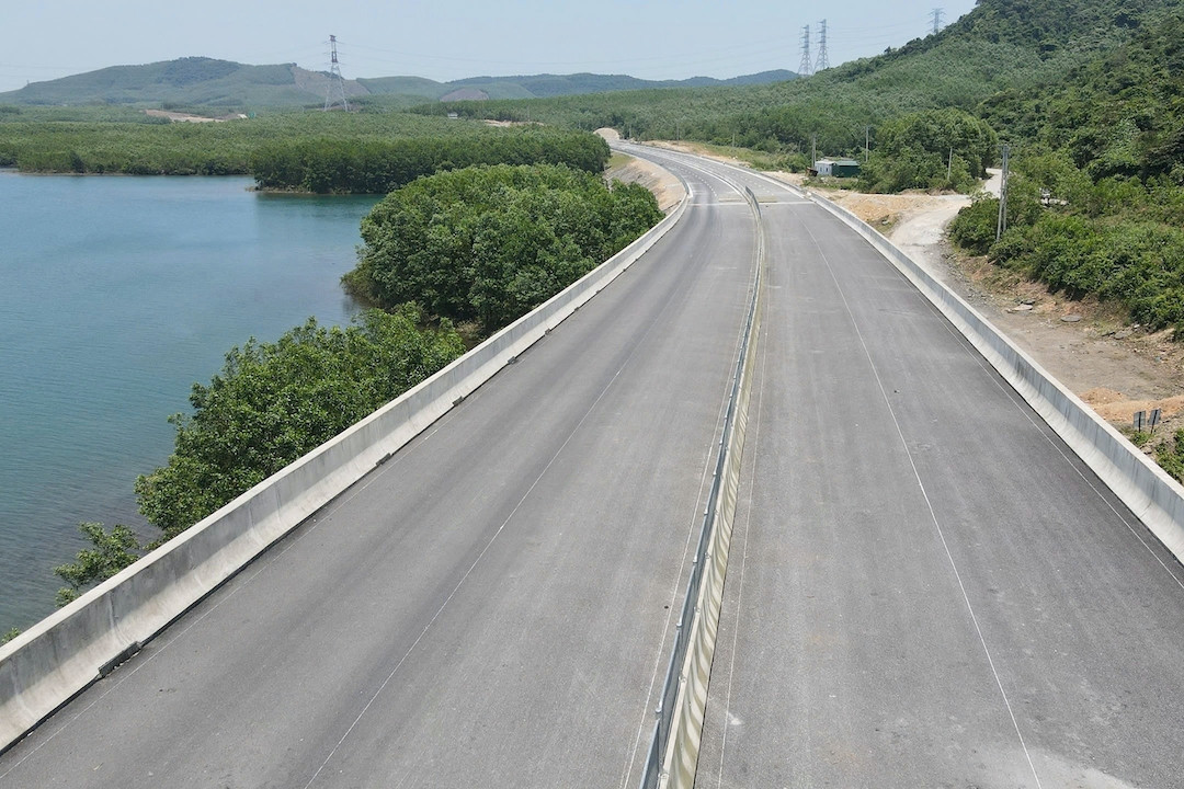 Từ ngày 28/8, ô tô được lưu thông trên cao tốc Vũng Áng - Bùng