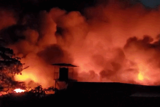 Bản tin sáng 22/8: TPHCM: Cháy lớn xưởng sản xuất, 50 cảnh sát dập lửa xuyên đêm