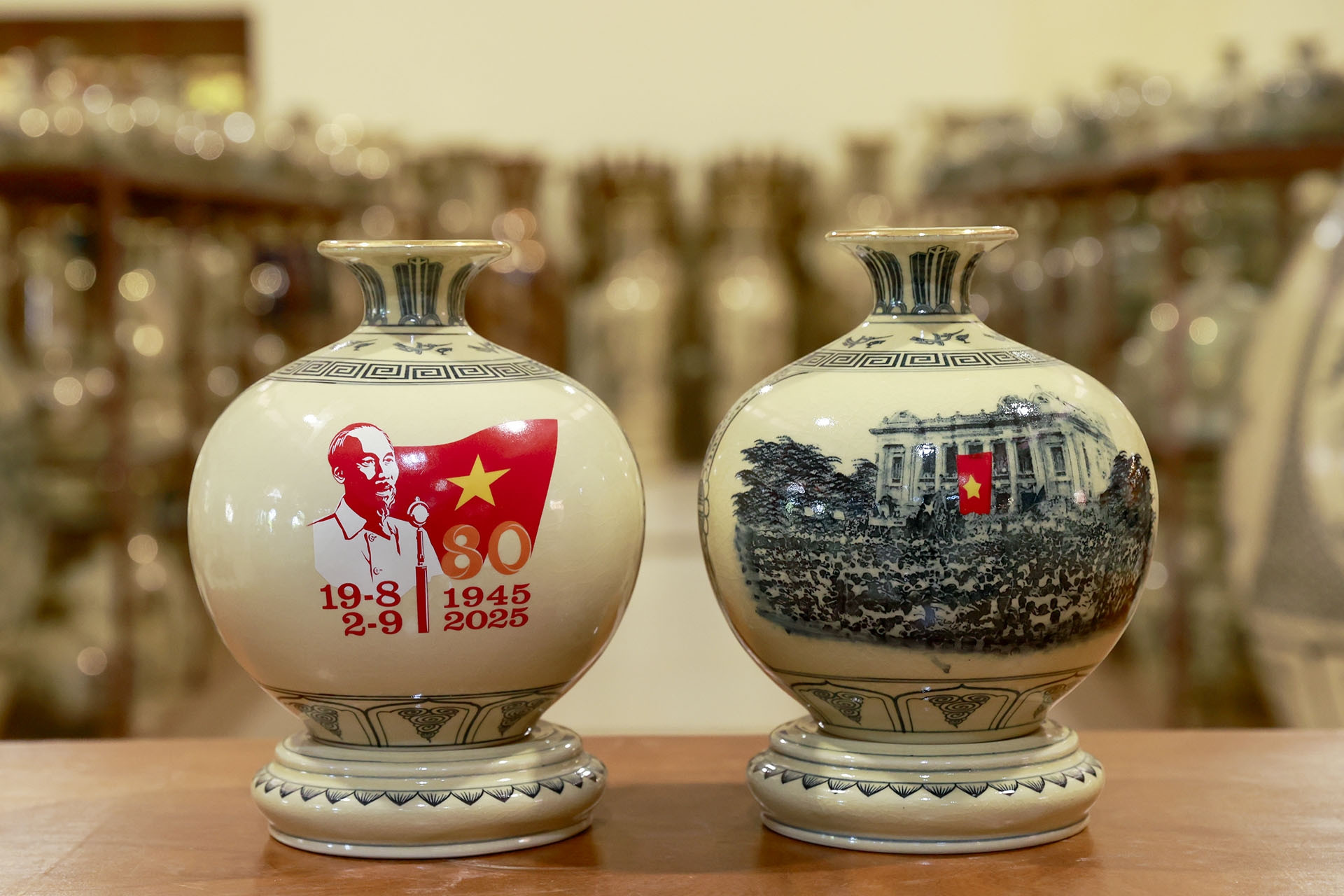 Bình gốm đặc biệt mừng 80 năm Quốc khánh 2/9