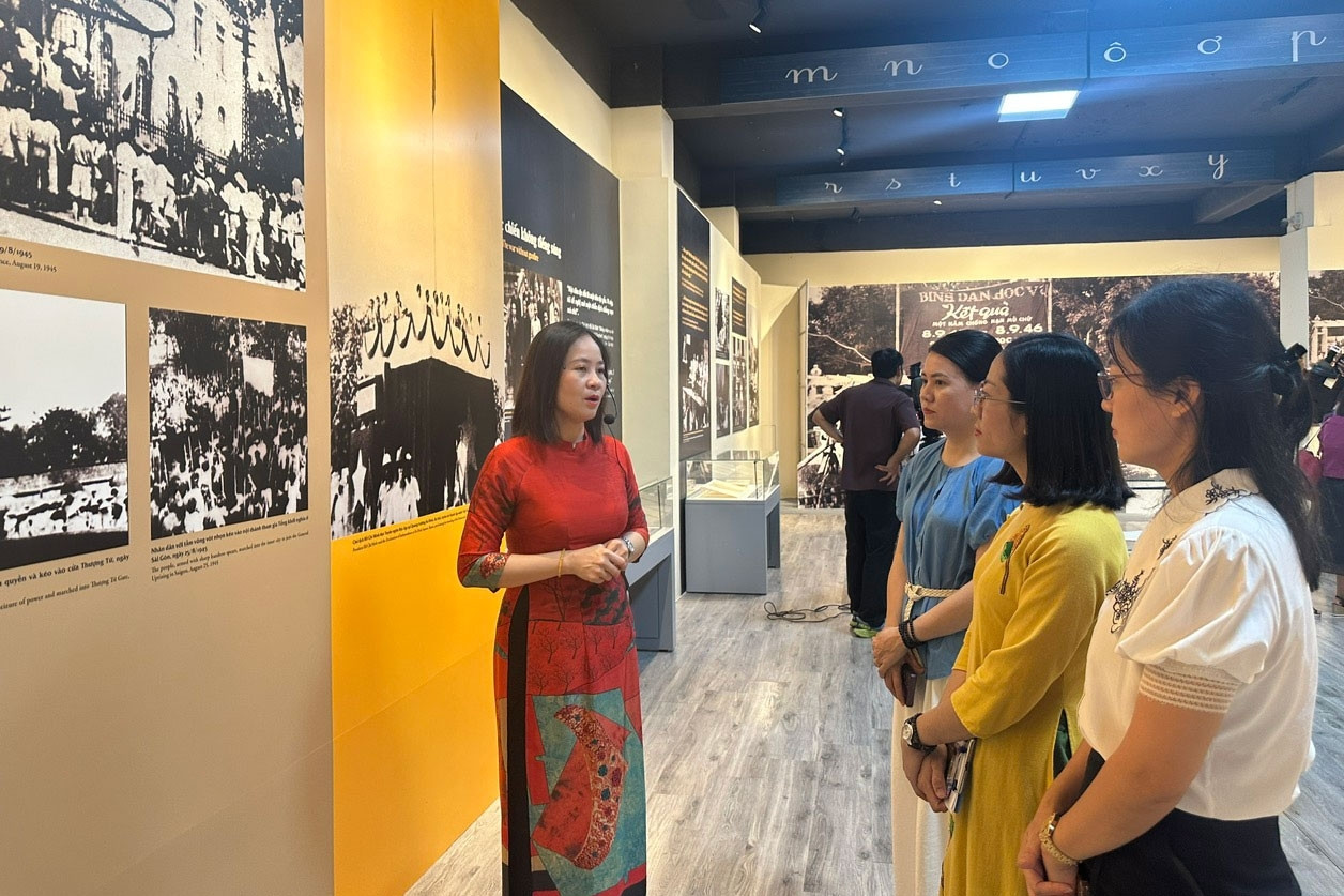 Ai đọc được chữ đi cổng 'Vinh quang', ai chưa biết đi cổng 'Mù'