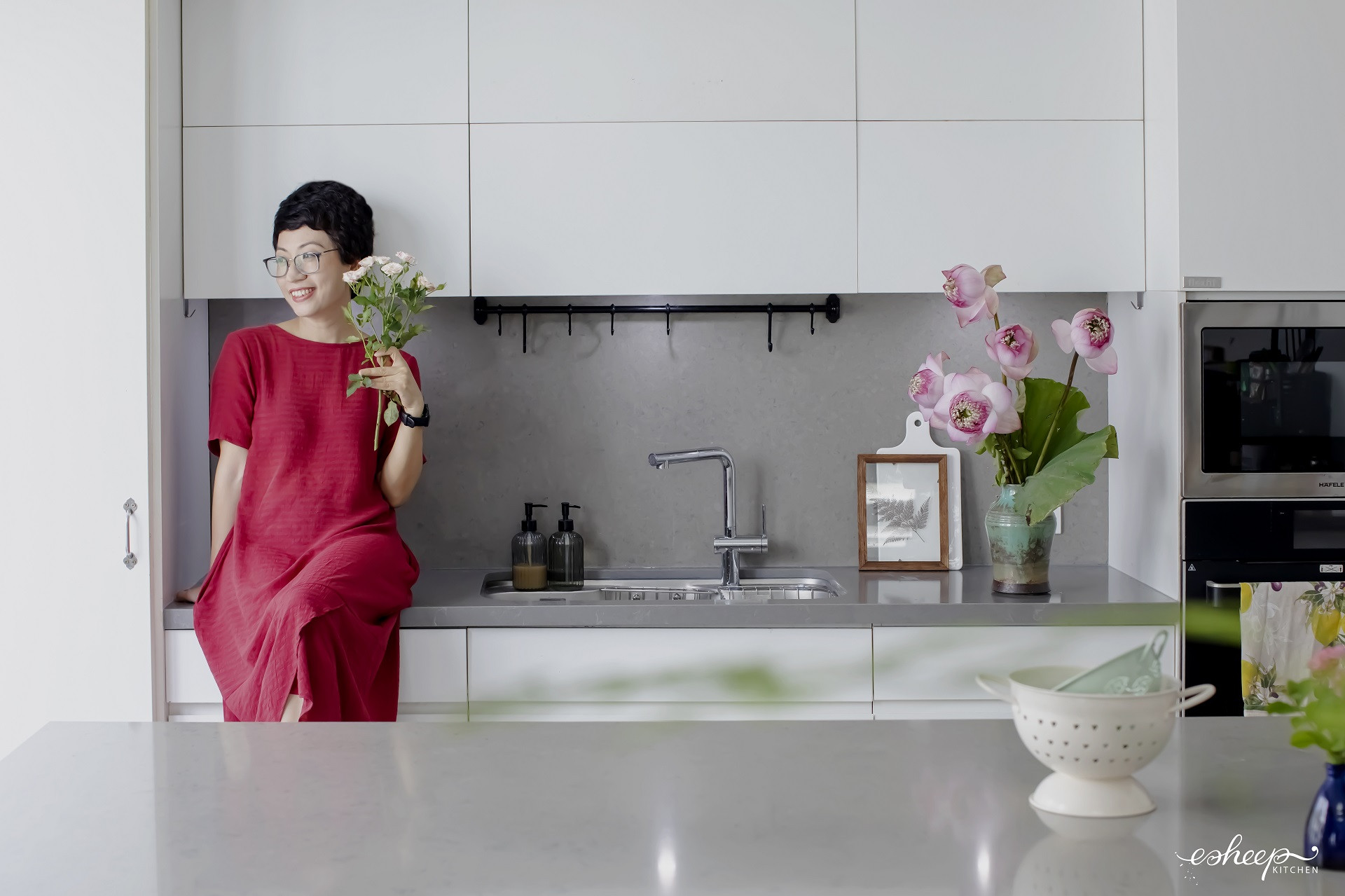 Phan Anh Esheep ‘biến hoá’ bếp tối giản chuẩn Nhật bắt đầu từ chậu rửa