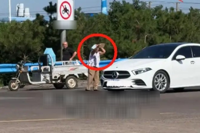 Bà lão tóc bạc chặn xe giữa cao tốc, phía sau là chuyện nghẹn lòng