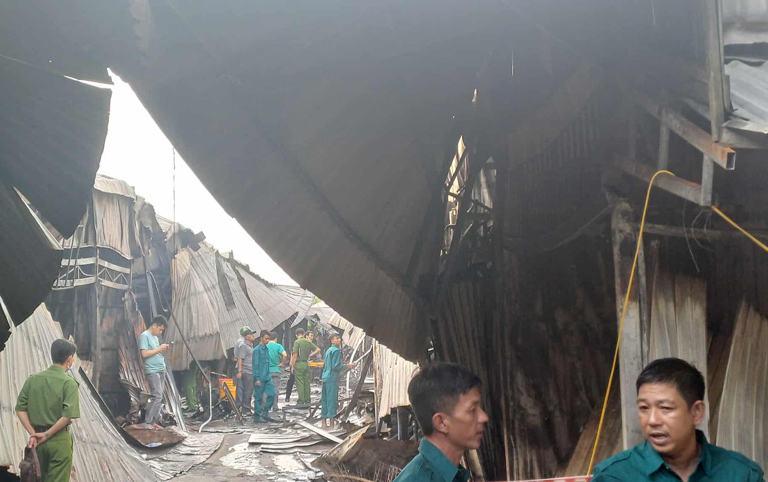 Ghen tuông, người đàn ông chém vợ &amp;apos;hờ&amp;apos;, phóng hỏa thiêu rụi 56 ki-ốt ở Cà Mau