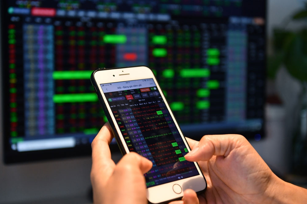 Chứng khoán đỏ lửa: 2,6 tỷ USD sang tay, VN-Index lao dốc mạnh