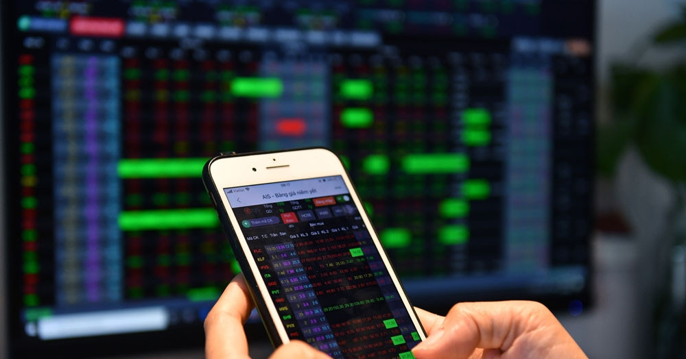 Chứng khoán đỏ lửa: 2,6 tỷ USD sang tay, VN-Index lao dốc mạnh