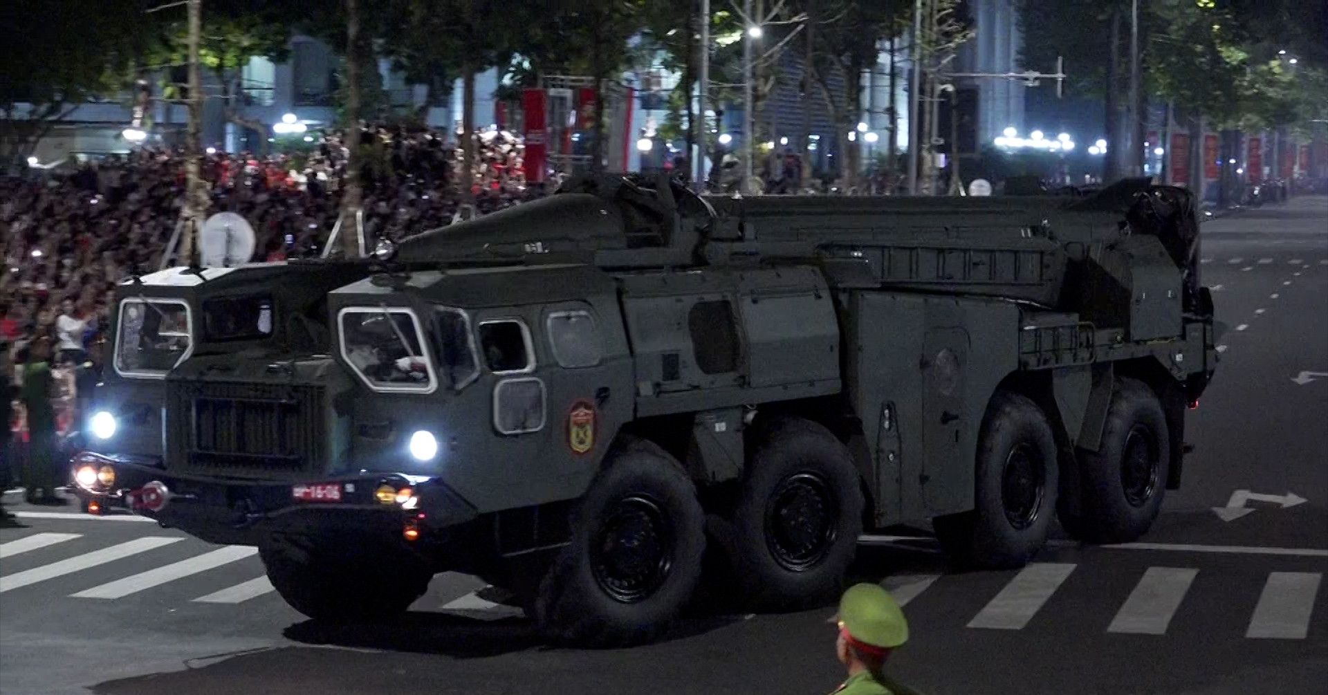 Dàn tên lửa &amp;apos;khủng&amp;apos; lần đầu diễu binh trên phố Hà Nội khiến người dân hò reo