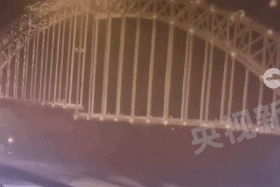 Đứt cáp khiến vòm cầu sập xuống sông, nhiều người mất tích và thiệt mạng