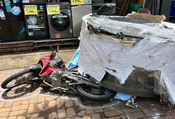 Hai cuộn thép hàng chục tấn rơi khỏi xe đầu kéo, đè bẹp xe máy ở TPHCM