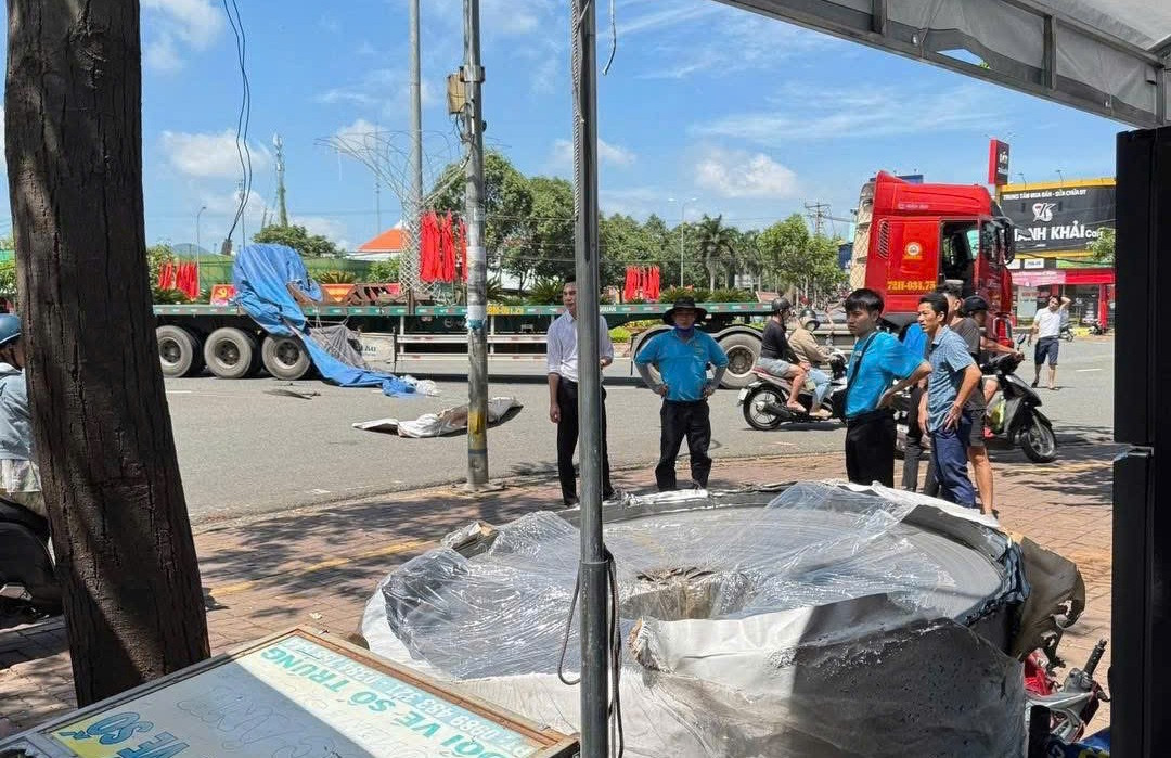Hai cuộn thép hàng chục tấn tuột khỏi xe đầu kéo, đè bẹp xe máy ở ngã 5 TPHCM.jpg