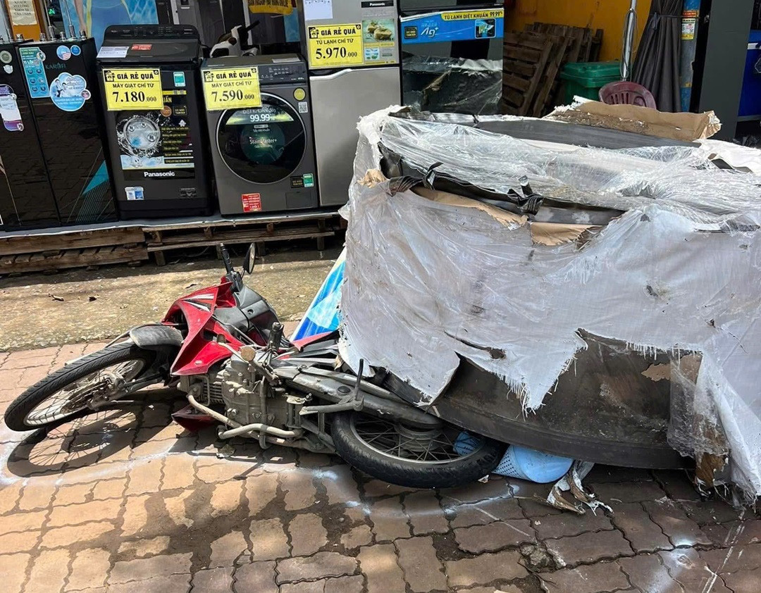 Hai cuộn thép hàng chục tấn tuột khỏi xe đầu kéo, đè bẹp xe máy ở ngã 5 TPHCM..jpg